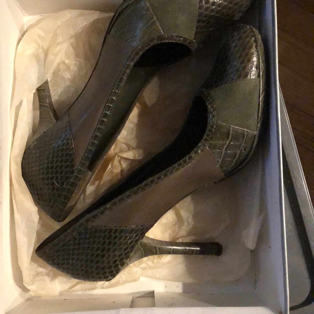 Nine West pumps -olive.